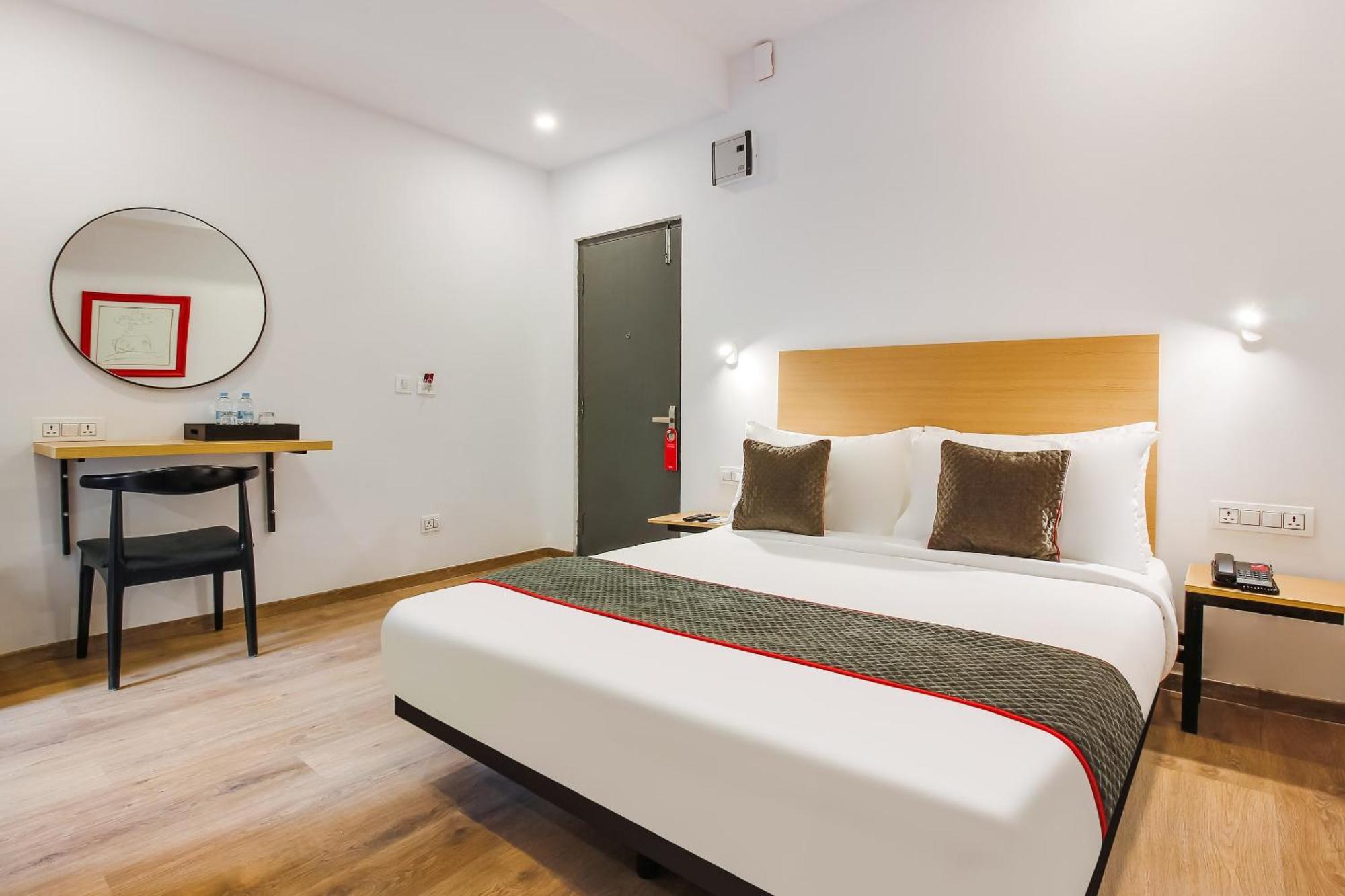 Super Townhouse The Cinco Hotel Near Esi Hospital Hyderabad Exterior photo